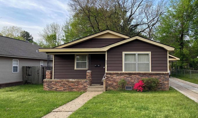 Russellville Casa | Vintage Charm, Upgraded - White Sheets + Fast Wi Fi + 2 King Beds