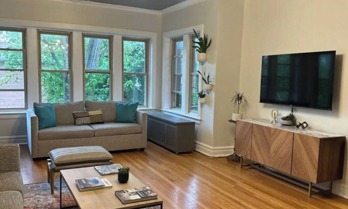 Rogers Park Apartamento | Vintage City Chic: The Artist's Haven. 5 Blocks from Lake Michigan!