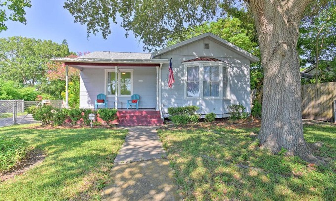 Bay Area Casa | Vintage Corpus Christi Home - 2 Blocks From Beach!