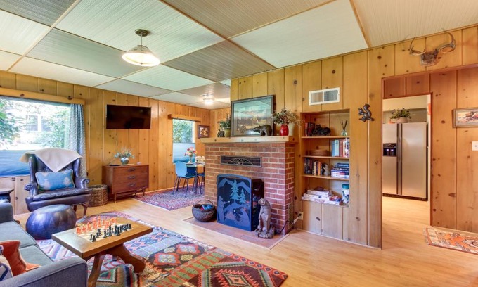 Walterville Casa | Vintage Cottage by Leaburg Canal with Large Yard!