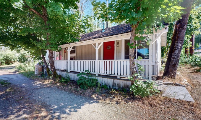 Quincy Cabaña | Vintage cottage, dog friendly, W/D, near cross country skiing & hiking