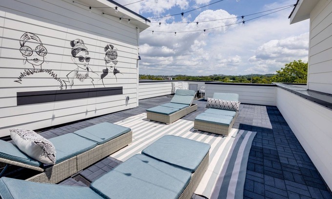 Whitebridge Casa | Vintage Couture-Rooftop Deck-Mins To Downtown