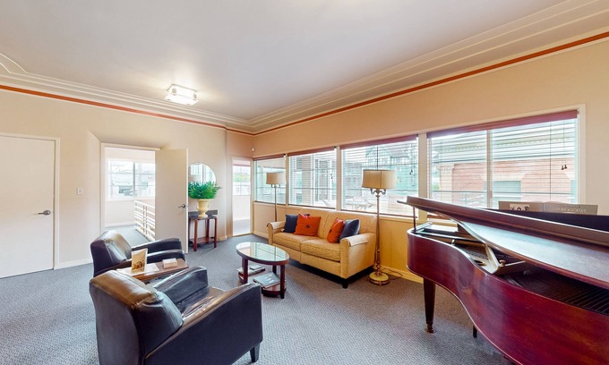 Downtown Apartamento | Vintage downtown apt with balcony, W/D, streaming, kitchen & close to the ocean