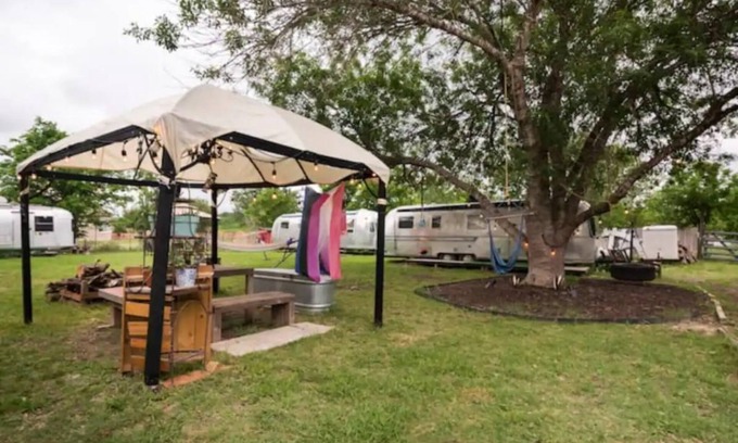 Travis County Cabina | Vintage Glamping close to Austin!