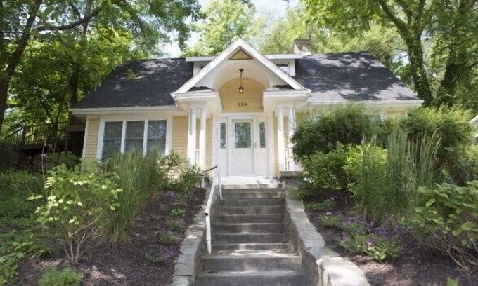 Michigan City Cabaña | Vintage Lake Michigan Beach Cottage: 4br + loft, 3ba-Sleeps 17