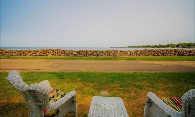 Van Buren Point Cabaña | Vintage Lakefront Home in Historic Van Buren Point