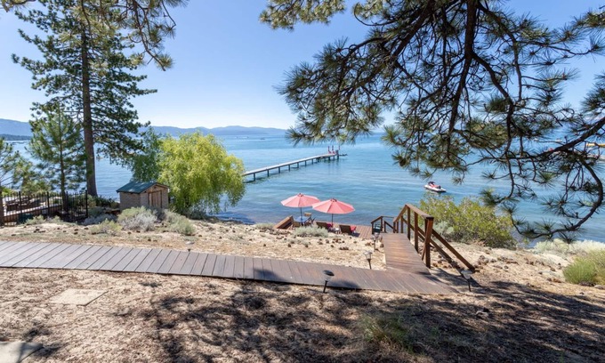 Tahoe Vista Cabina | Vintage cabaña "Old Tahoe" en playa privada