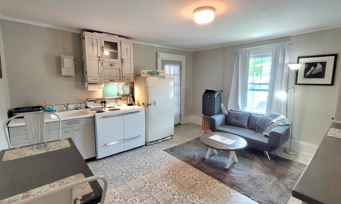 Mount Airy Apartamento | Vintage One Bedroom with Living/Kitchen