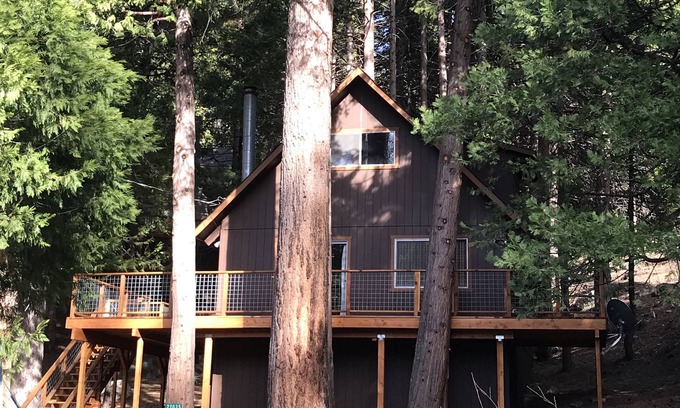 Strawberry Cabina | Vintage Pinecrest cabin with HUGE deck- 5 minutes to Pinecrest Lake