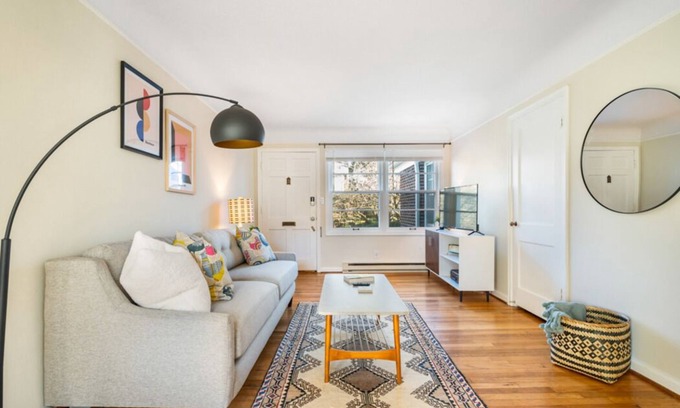 Richmond Apartamento | Vintage Portland Apartment in the Heart of SE w/ On-Site Laundry!