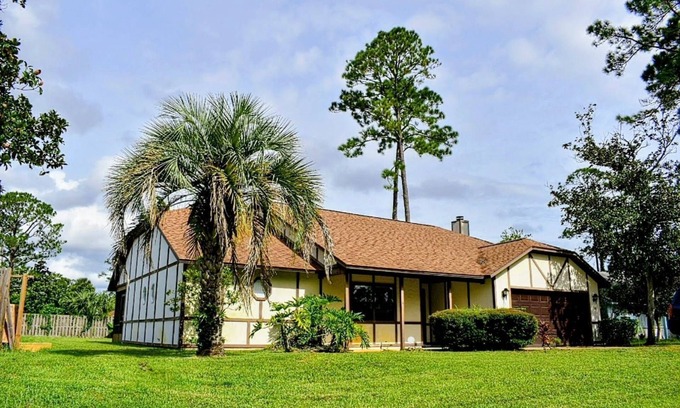Palm Coast Casa | Vintage-Style Palm Coast Retreat w/Sunroom