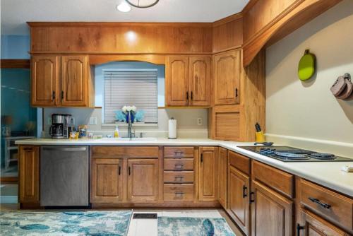 Leesville Casa | Vintage Sunrise Home-Lake View