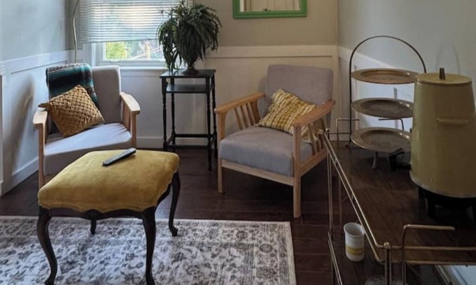 London Casa | Vintage Vacation in Old East - LHSC/Fanshawe 5 min