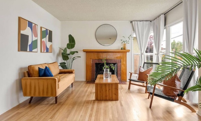 South of Conant Casa | Vintage Vibes| Near Airport | Dual Living Room