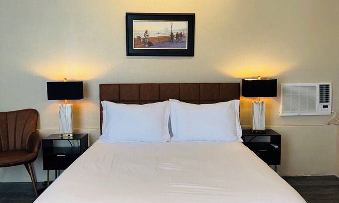 Gaslamp Quarter Apartamento | Vintage Vibes studio w/ WiFi & AC steps from Ballpark, Convention Center & Views