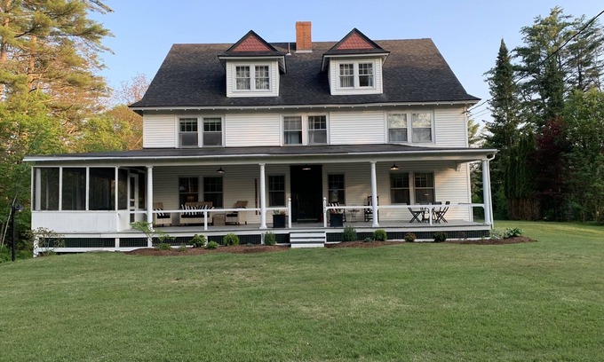Hebron Casa | Vintage Victorian Farmhouse Sleeps 10+
