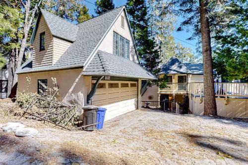 Lake Arrowhead Casa | Vintage Village Walk Cottage