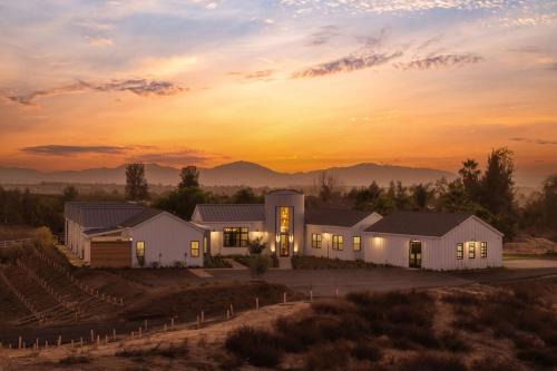 Temecula Complejo | Vintners Village California-Chic Wine Estate