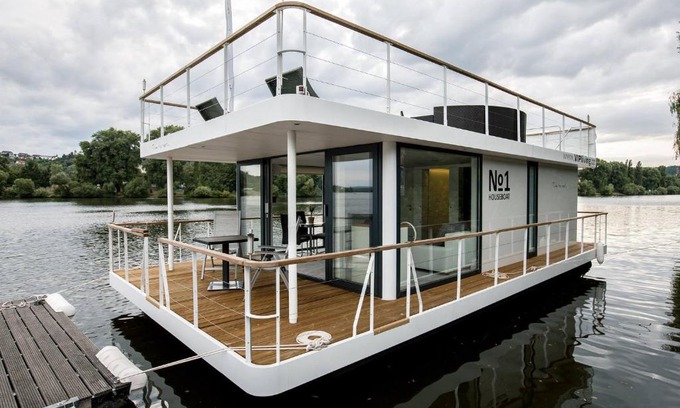 Smichov Alquiler De Eote | VIPliving Houseboat
