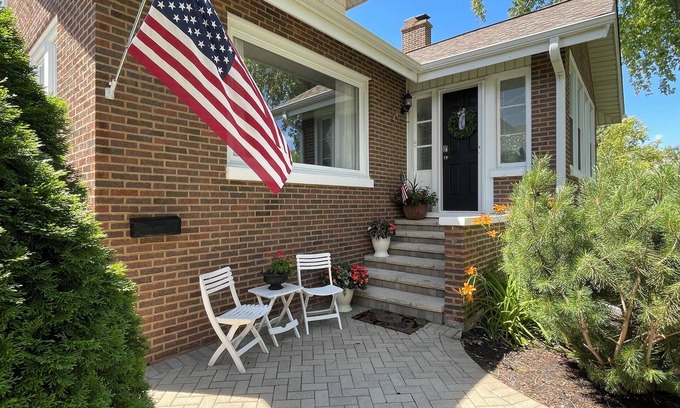 Forestview Casa | Visit Chicago stay in quiet suburb. Tranquil 2-bedroom house in Lombard.