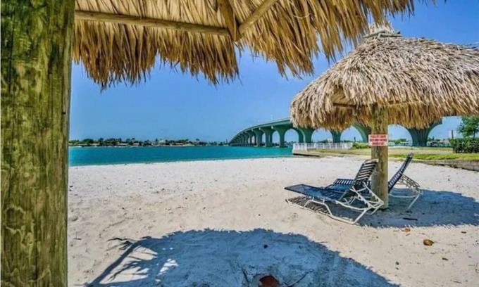 Isla del Sol Condominio | Visit Paradise! Remodeled 2-bed/2-bath condo.