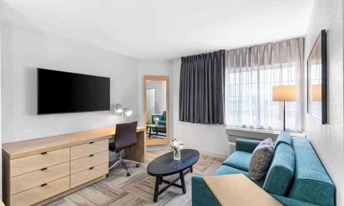 East Congress Hotel | Visit Zilker Park & Lady Bird Lake with Ease! Pet Friendly Property w/ Breakfast