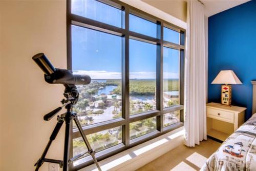 Cape Harbour Apartamento | Vista Del Mar at Cape Harbour Marina, 10th Floor Luxury Condo, King Bed, Views!