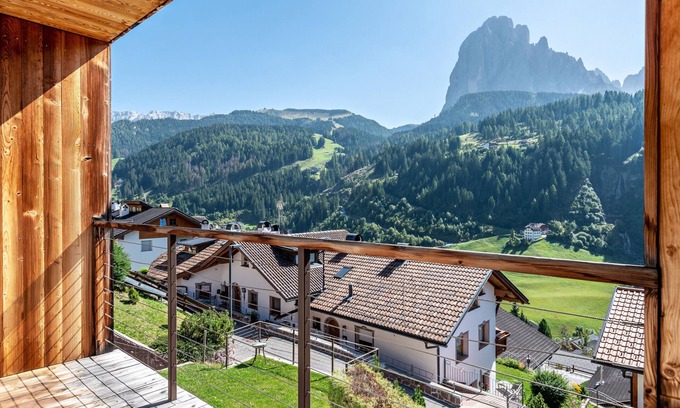 Santa Cristina Val Gardena Apartamento | Vista Dolomites apartamento 'Energy' con vistas a la montaña, jardín privado y Wi-Fi