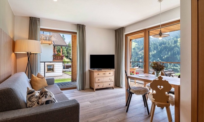 Santa Cristina Val Gardena Apartamento | Vista Dolomites apartamento "Harmony" con vistas a la montaña, jardín privado y Wi-Fi