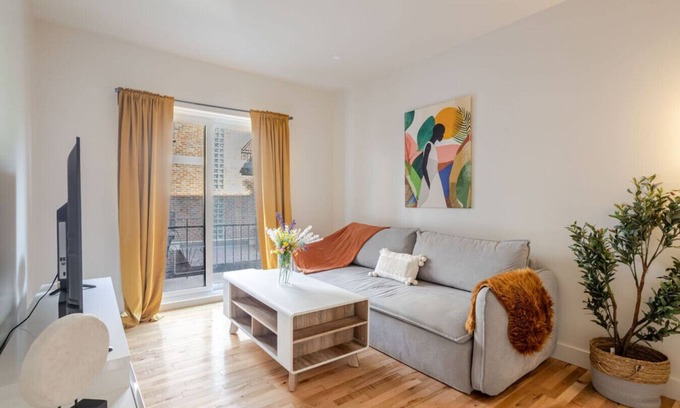 Cote-Des-Neiges—Notre-Dame-De-Grace Apartamento | Vista Nook Light Filled 2BR in NDG