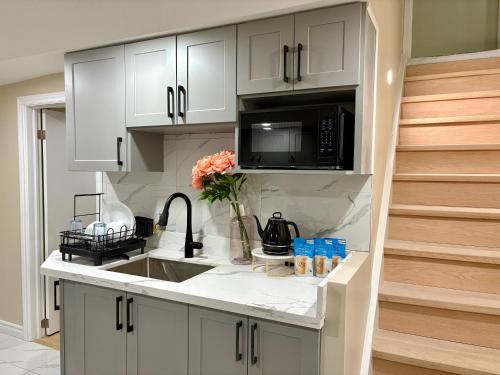 Bathurst Manor Casa | Vita House near Rogers Stadium and Yorkdale Shopping Center