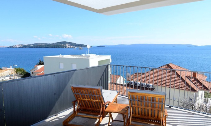 Seget Vranjica Apartamento | Viva-by the sea-panorama penthouse by Interhome