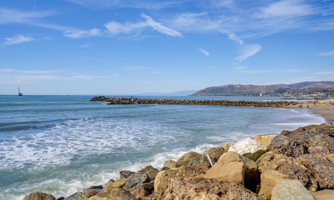 Pierpont Bay Apartamento | Viva Ventura: Duplex with Patio - Walk to Beach!