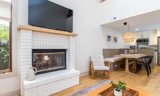 The Galena Territory Casa | Vivid Fall Colors @ Valleywood! Modern 2BR - Fireplace, Pool Access, WiFi