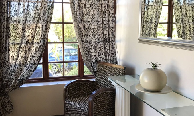 Uitenhage Casa | VJ's Guesthouse and Restaurant