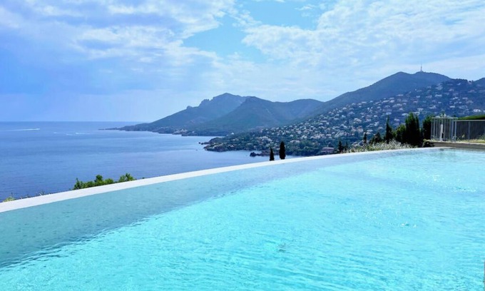 Theoule-sur-Mer Villa | Voisins Palacio Bulles