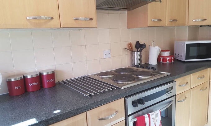 Netley Casa | Vokes House Sleeps 7 and Parking