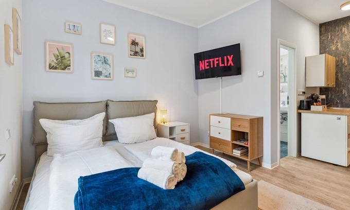 Eichwalde Apartamento | Vorstadtoase für 2 - 2023 eröffnet - Netflix, Parken, Queensize-Bett, Nähe BER