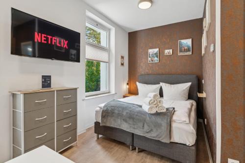 Eichwalde Apartamento | Vorstadtoase für 3 - Queensize-Bett, Schlafcouch, Parkplatz & Netflix - Nähe BER