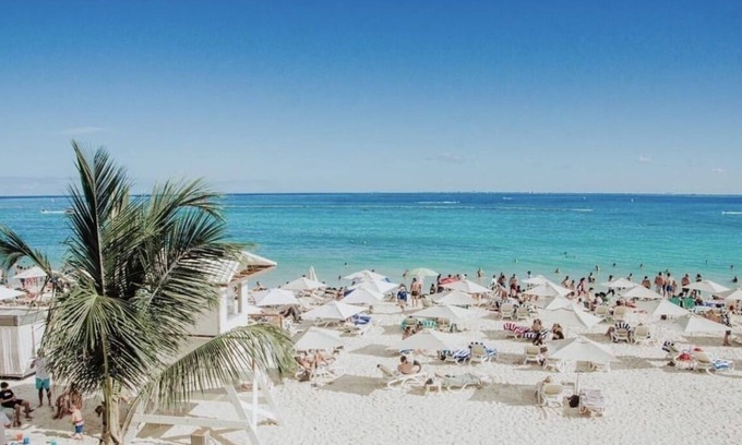 Downtown Condominio | VOTED MOST LUXURIOUS! MODERN 3 Bedroom 100 steps to White Sand & Turquoise Water
