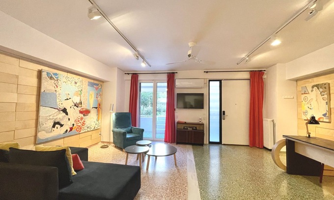 Vouliagmeni Apartamento | Vouliagmeni art micro-loft / Open space studio