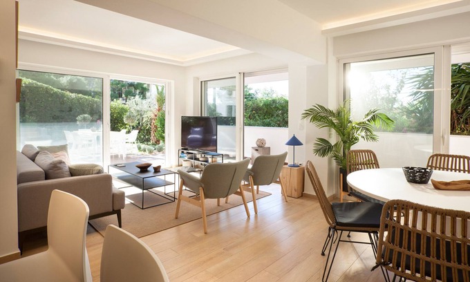 Vouliagmeni Condominio | Vouliagmeni Beach Stylish house private garden