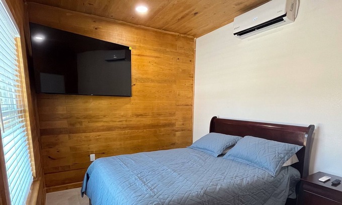 Brownsville Cabina | Located right nect to the expressway which gives easy access to the whole town!