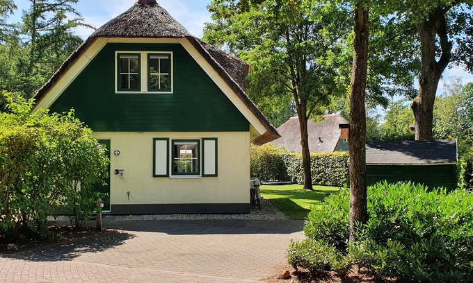 Heeten Casa | Vrijstaande Rietgedekte 4-persoons Vakantie Villa met Grote Prive Tuin