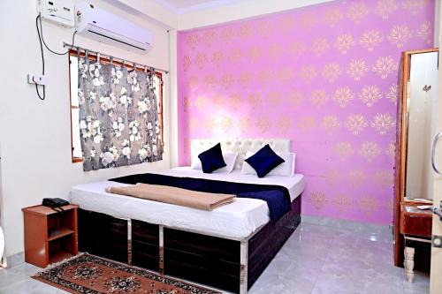 Phulpur Hotel | Vrindavan Lodge Jhusi - 1km from Railway Station