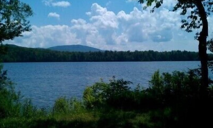 Mount Holly Casa | Lakefront Paradise en Pristine Lake w / Secluded Beach & Mountain Views