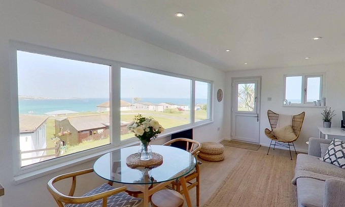 Hayle Chalet De Esquí | Vu an Tecca enjoys spectacular sea views and is newly refurbished.