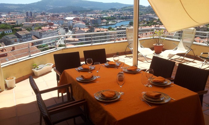 Poio Apartamento | VUT-PO- 000403 Balcón Vista aérea de ciudad. Terraza 30 m2 Ria de Pontevedra