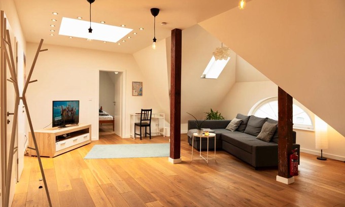 Goethestraße Apartamento | Wölkchen - Wohnung mit Balkon, Holzdielen & TV