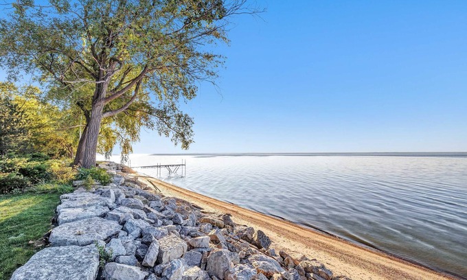 Green Bay Casa | ⌈W a t e r f r o n t ⌋ cottage with tower! ⏏︎
